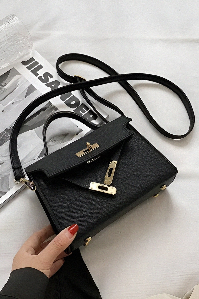 Sac à main noir design avec poignée dorée