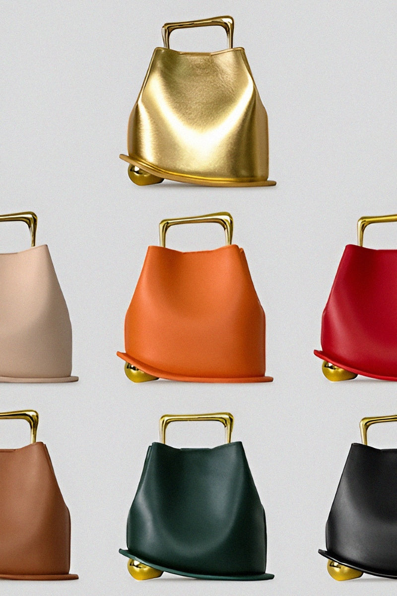 Sac à main noir design avec poignée dorée