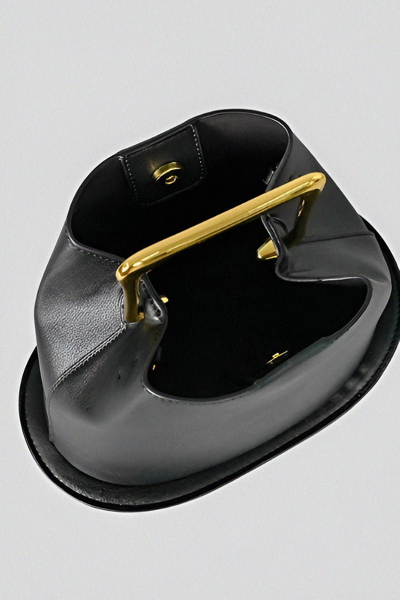 Sac à main noir design avec poignée dorée