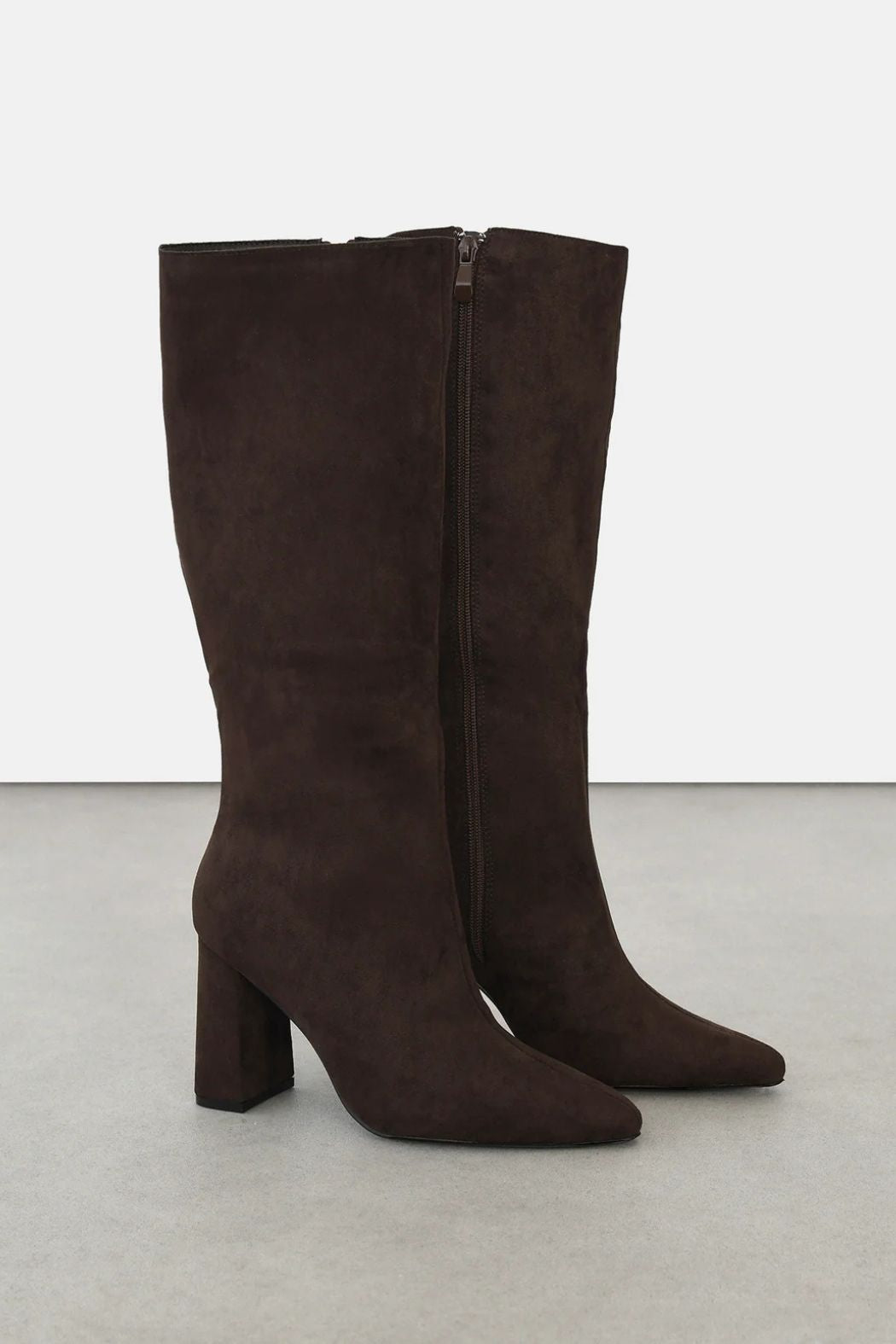 Bottes en suédine marron foncé à talon haut