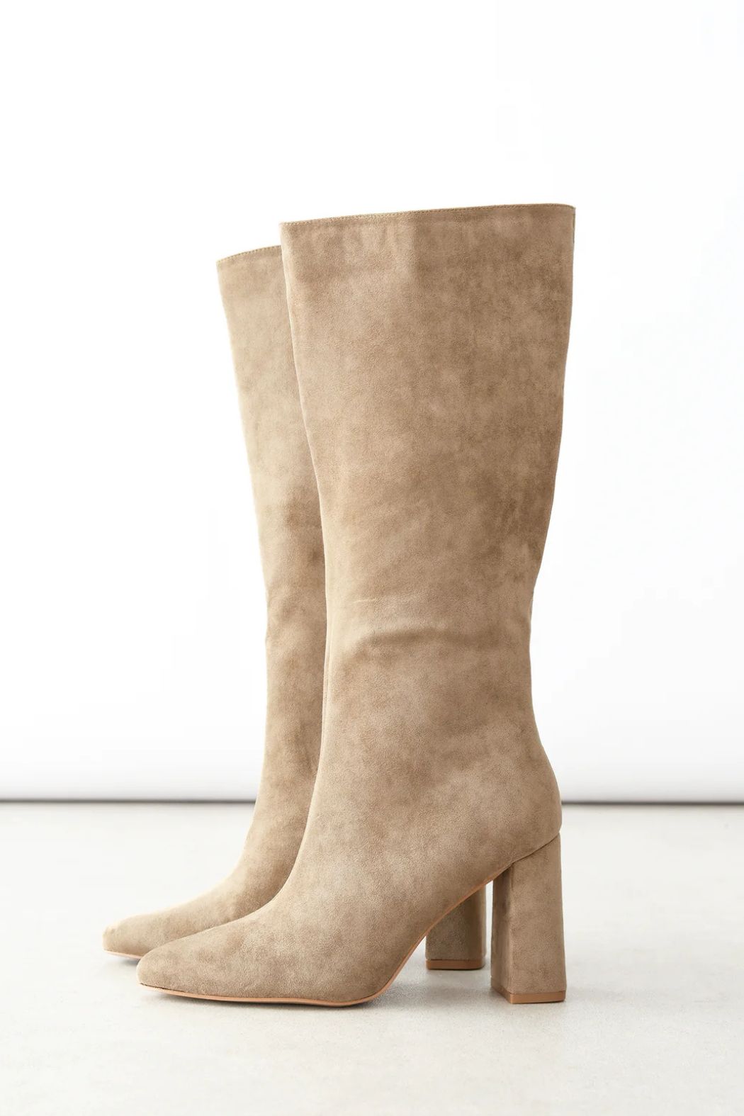 Bottes en suédine beige à talon haut