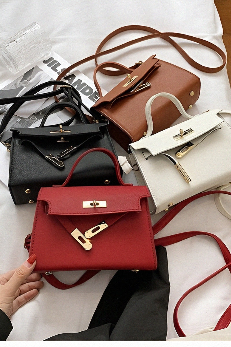 Sac à main noir design avec poignée dorée