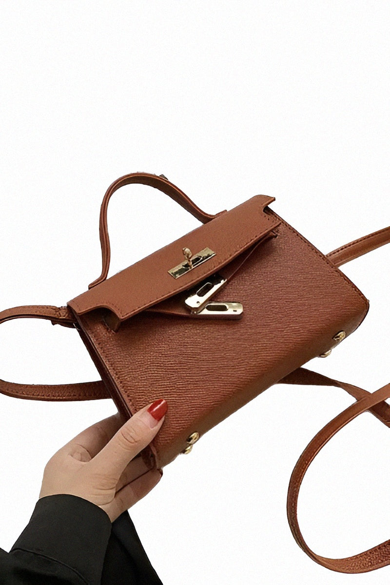 Sac à main noir design avec poignée dorée