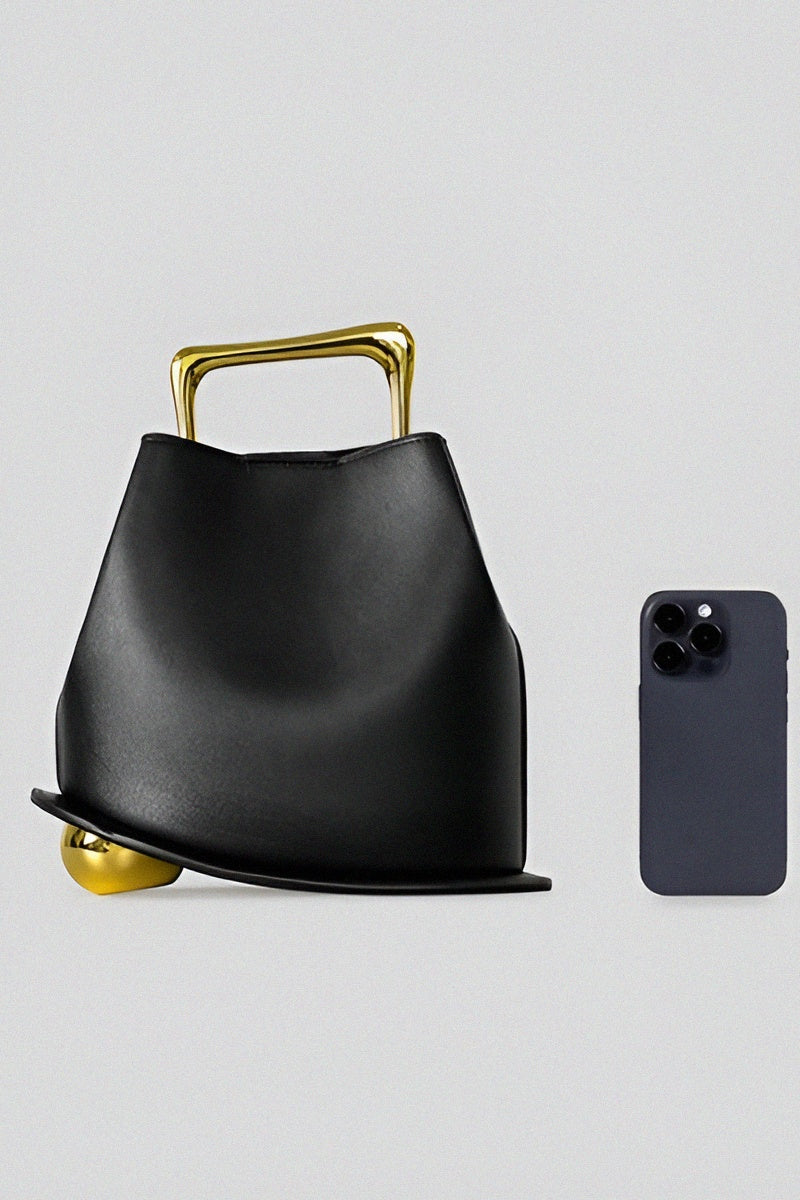 Sac à main noir design avec poignée dorée