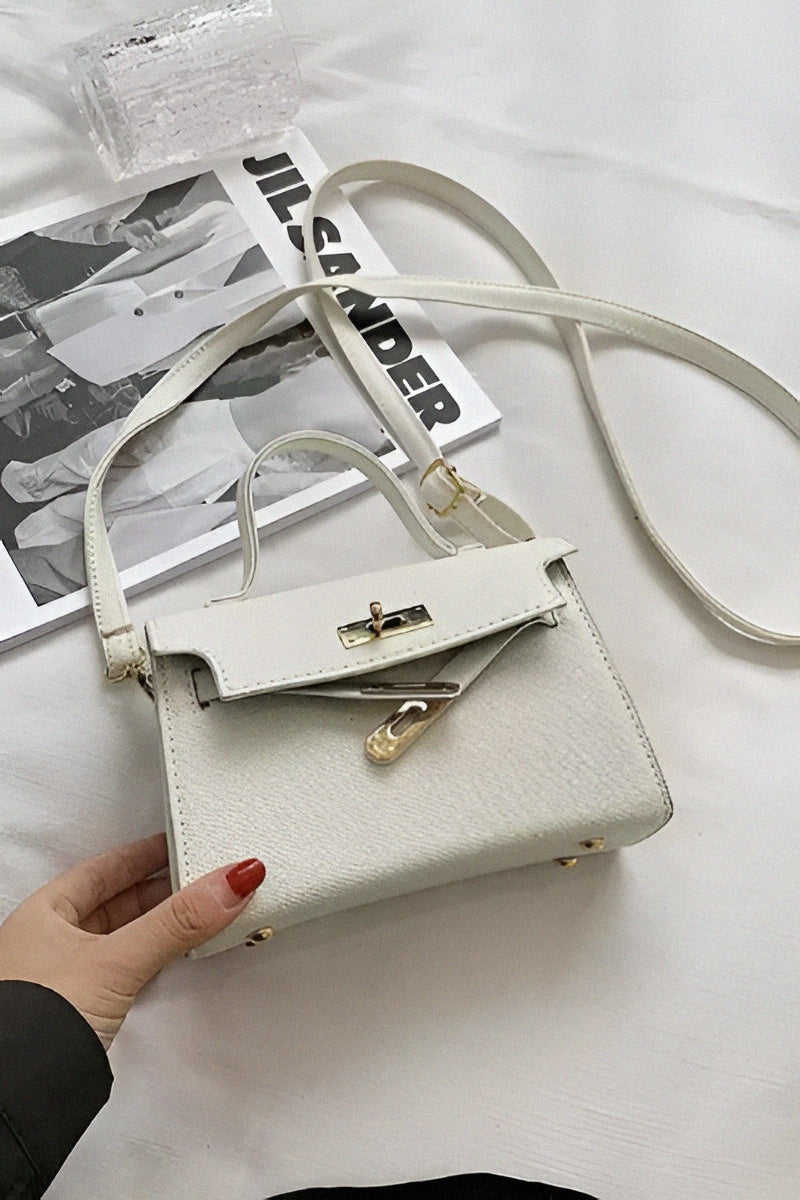 Sac à main noir design avec poignée dorée