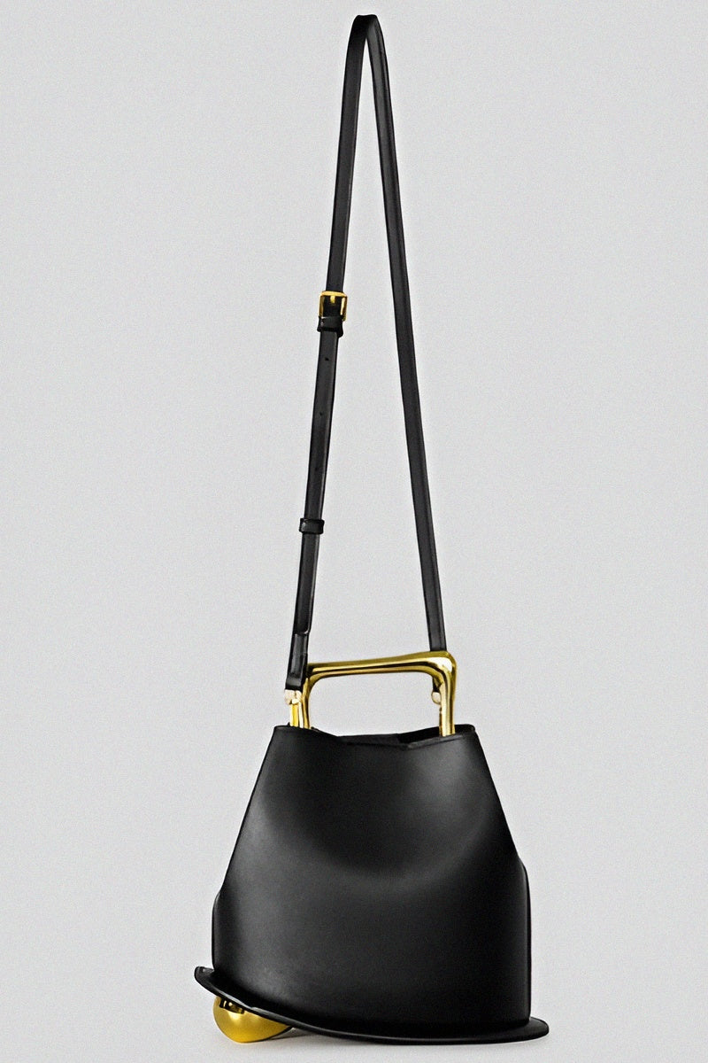 Sac à main noir design avec poignée dorée