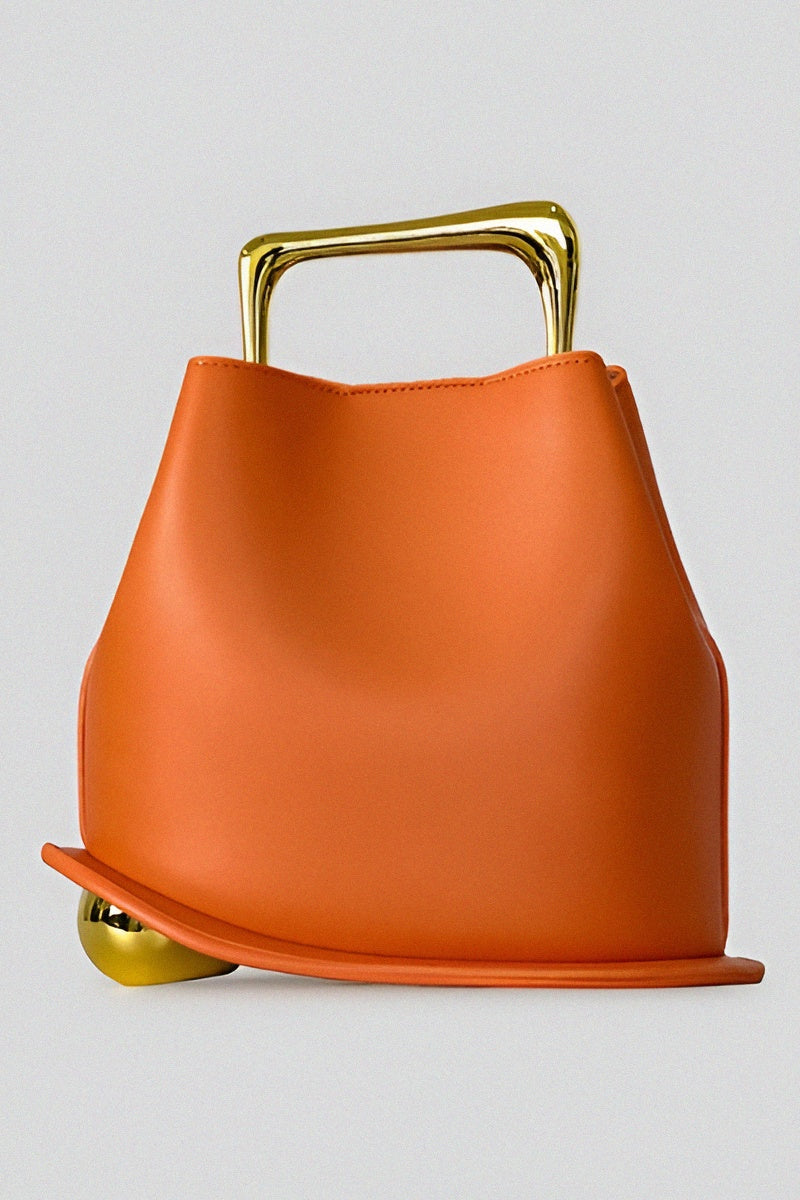 Sac à main noir design avec poignée dorée