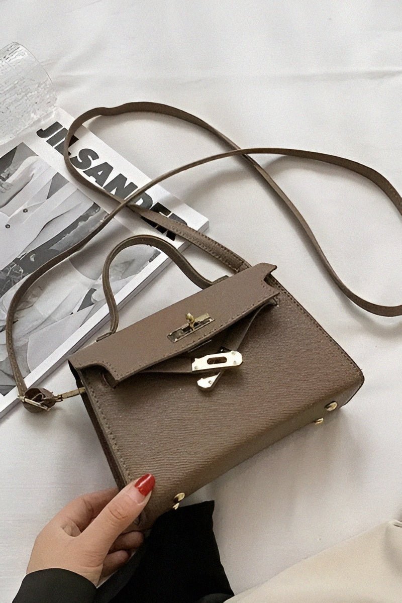 Sac à main noir design avec poignée dorée